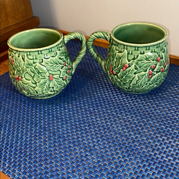 Bordallo Pinheiro Christmas Holly mugs, preowned, no chips - Picture 3 of 5
